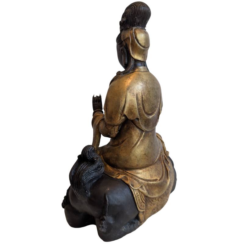 Buddhistische Guanyin-Statue auf einem Bronzelöwen