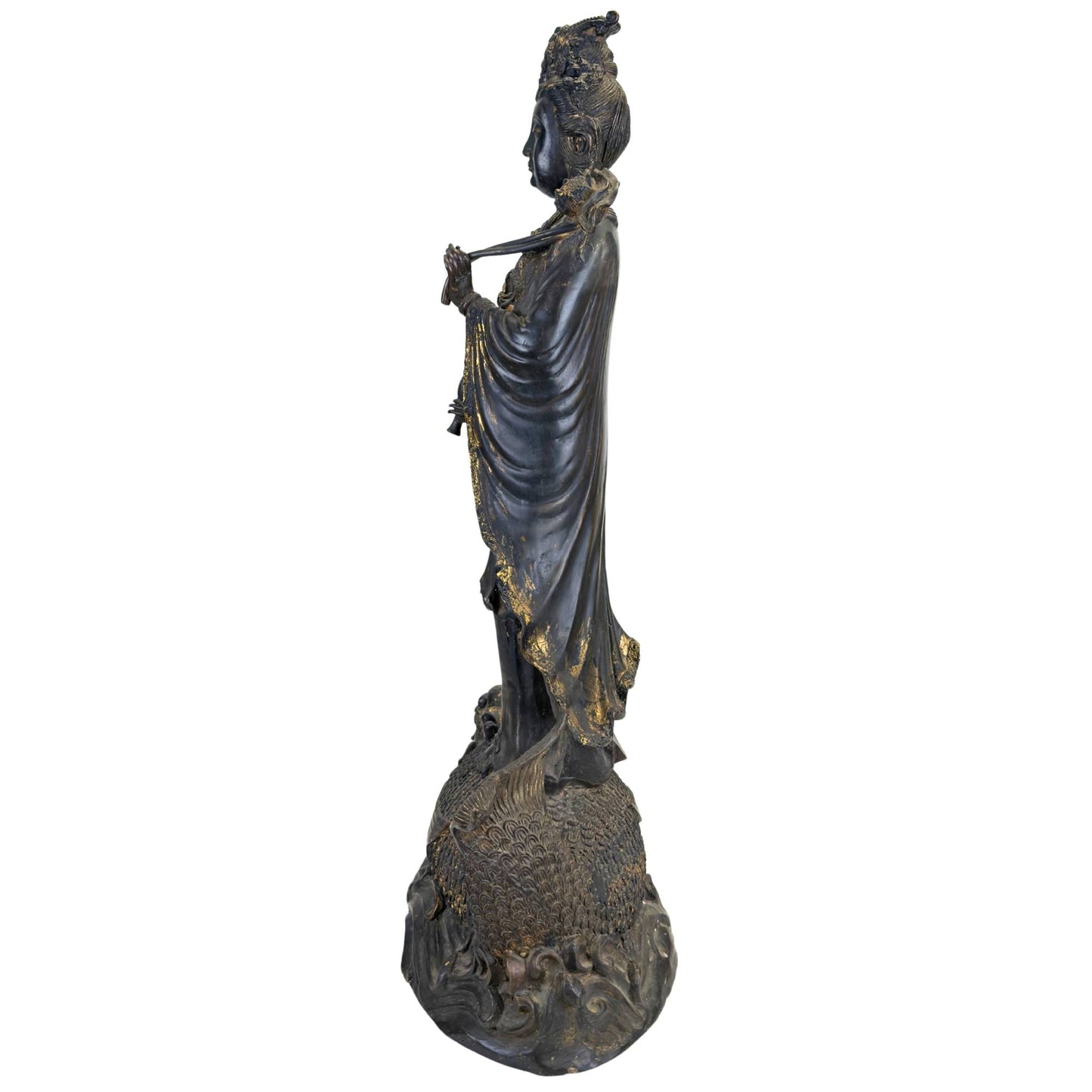 Guanyin auf einem makara-ähnlichen Drachenfisch, einzigartiges ostasiatisches Bronzekunstobjekt mit gealterter Patina