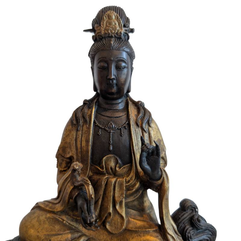 Guanyin sitzt auf einem Löwen als Bronzestatue