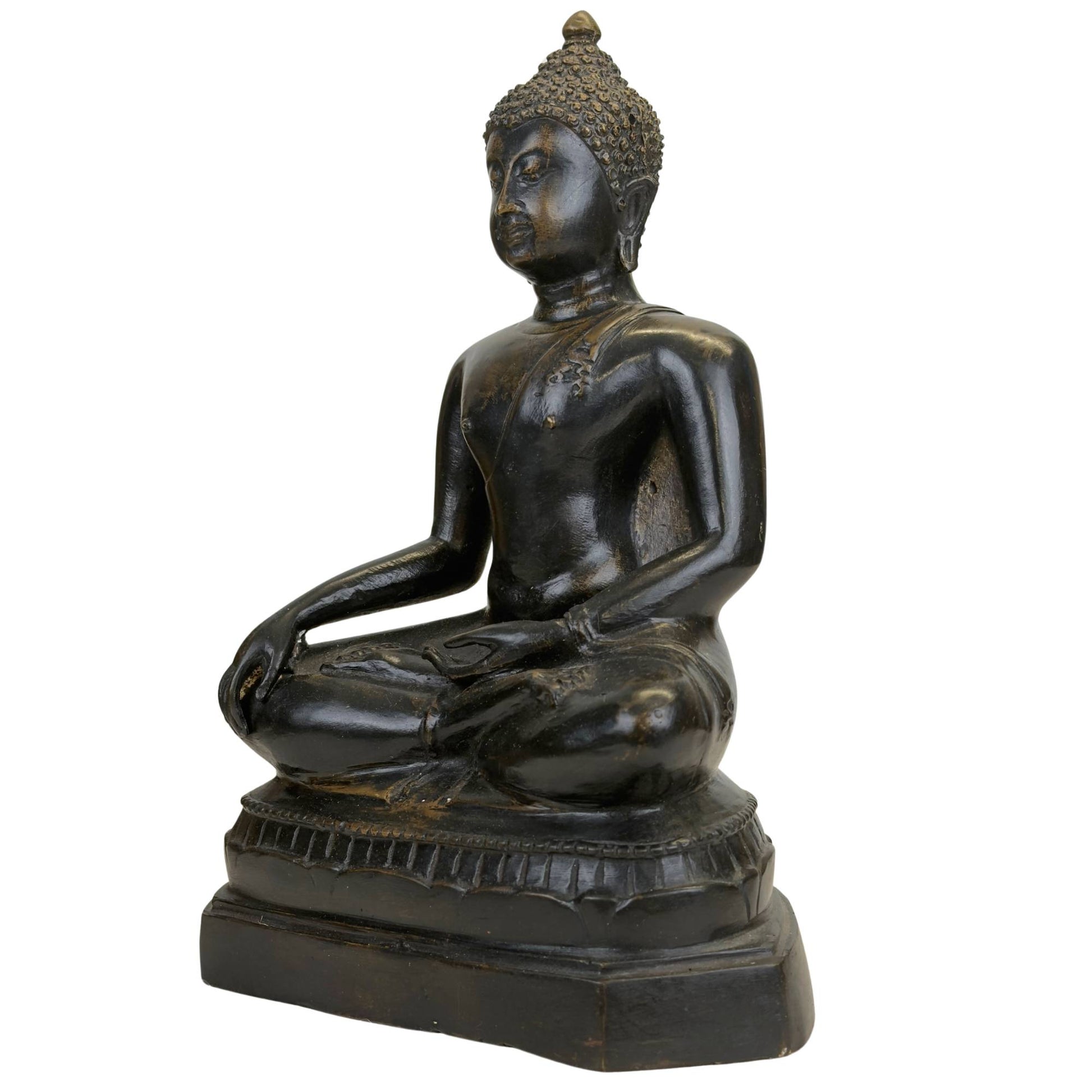 Detail der handgefertigten Bearbeitung eines thailändischen Buddha aus Bronze