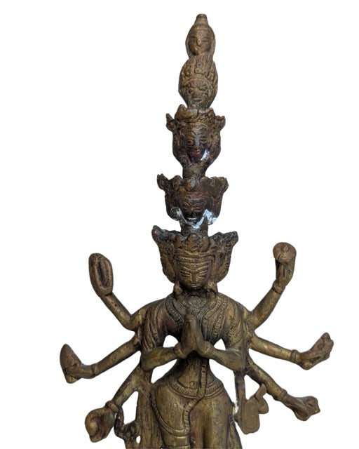 Nahaufnahme einer handgefasten antiken Bodhisattva-Krone aus Bronze