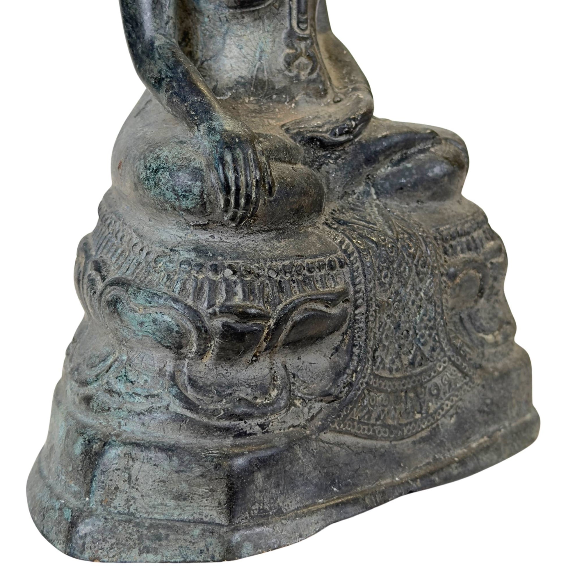 Handgegossene Buddha-Statue, die den ursprünglichen Tongusskern beibehält.