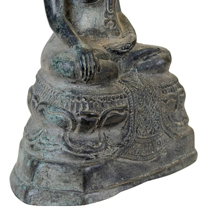 Handgegossene Buddha-Statue mit Erhaltung des originalen Erdkern‑Gießkerns.