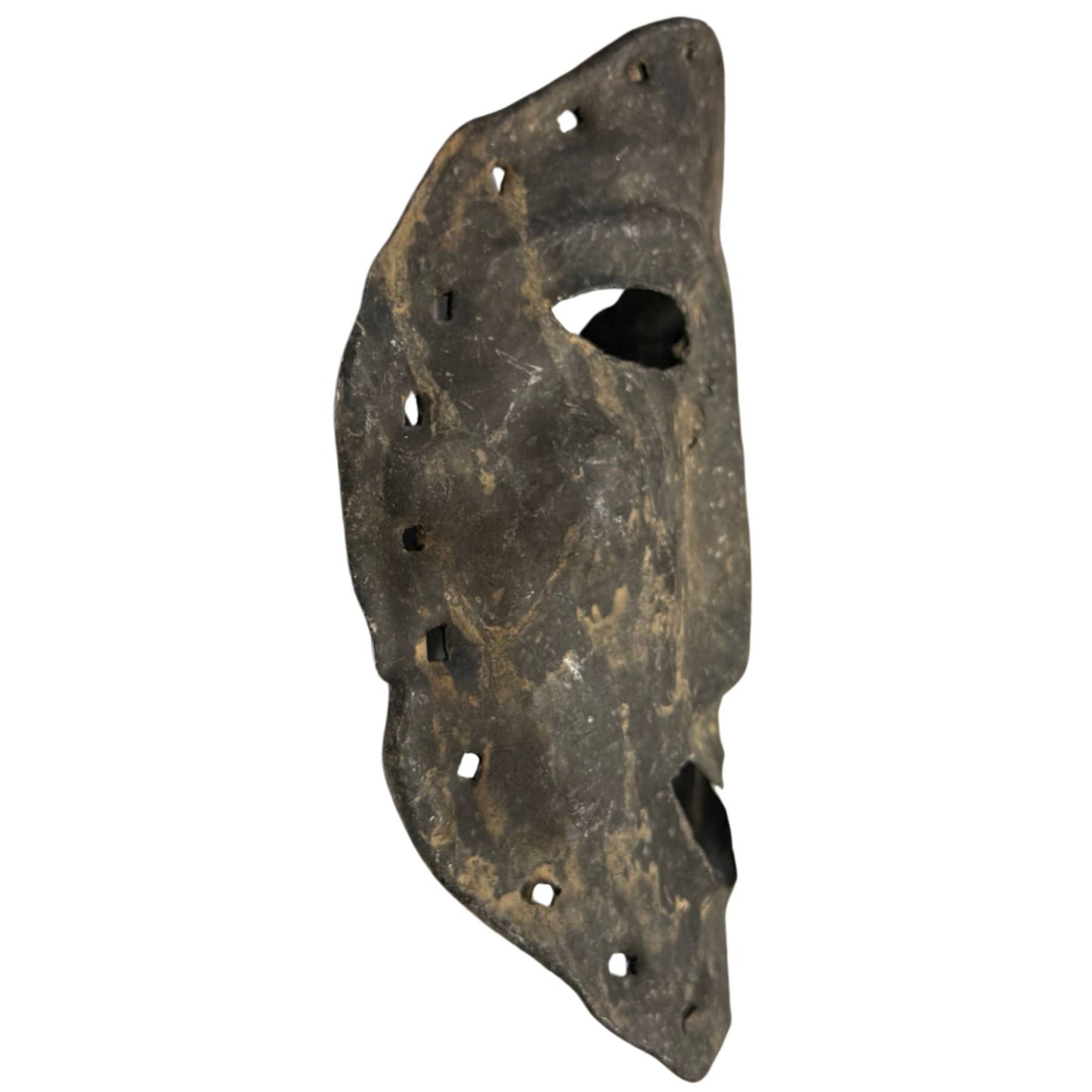 Handgehämmerte Metallmaske aus der Himalaya-Region, seltenes schamanisches Objekt mit rundum angebrachten Befestigungslöchern.