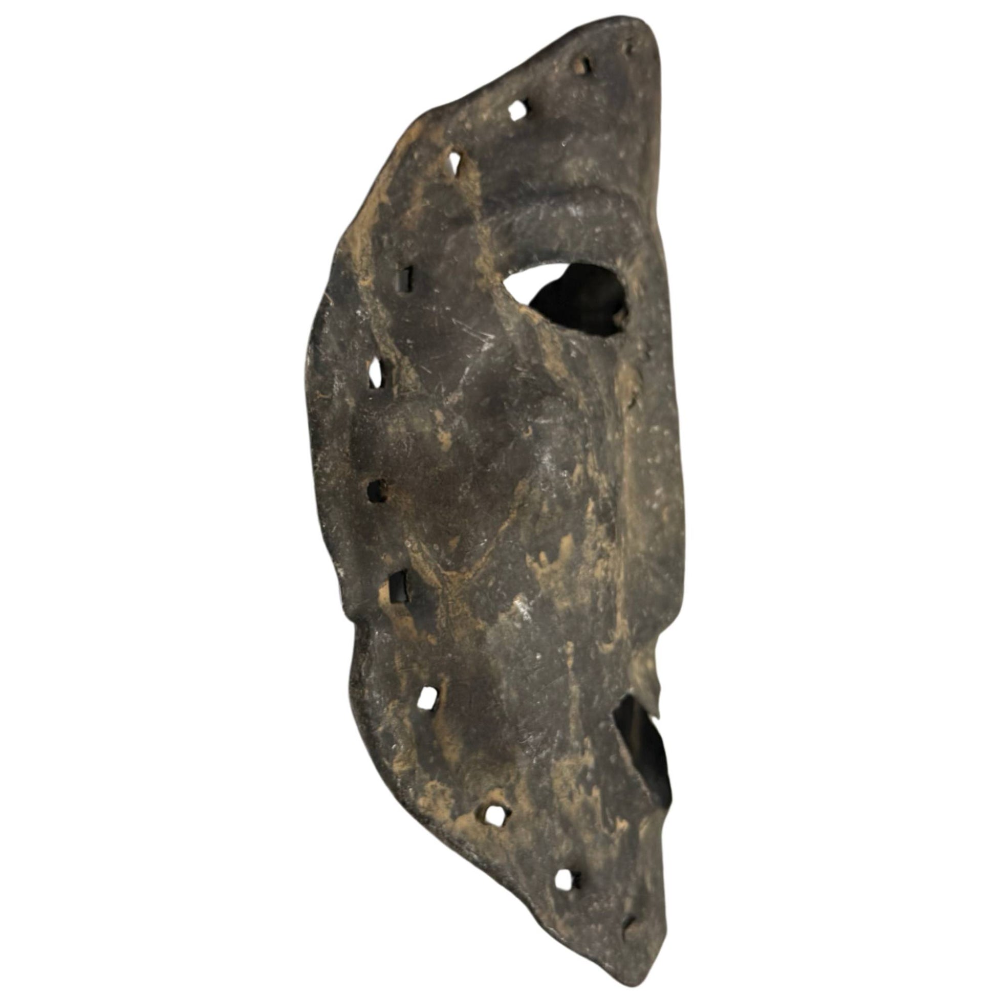 Handgehämmerte Metallmaske aus der Himalaya-Region, seltenes schamanisches Objekt mit rundum angebrachten Befestigungslöchern.