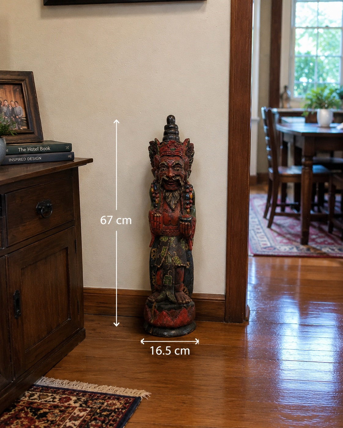 Handgefertigtes asiatisches Kunstobjekt aus Massivholz und Farbe.