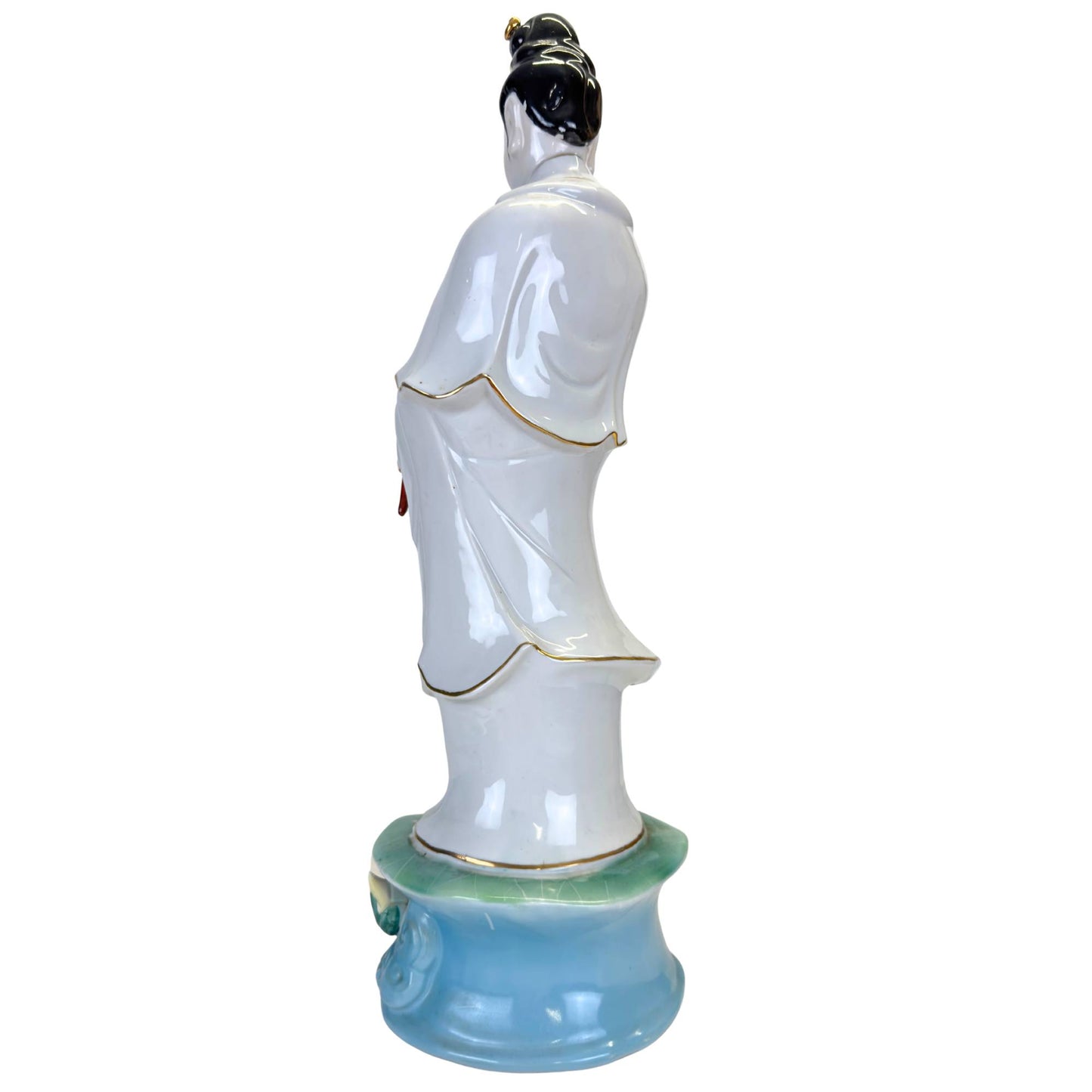 Handbemalter Lotussockel in Pastellfarben am Fuß einer großen Statue.