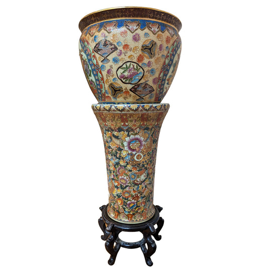Handbemalte Satsuma-Vase mit aufwendiger Moriage-Dekoration und Goldakzenten.