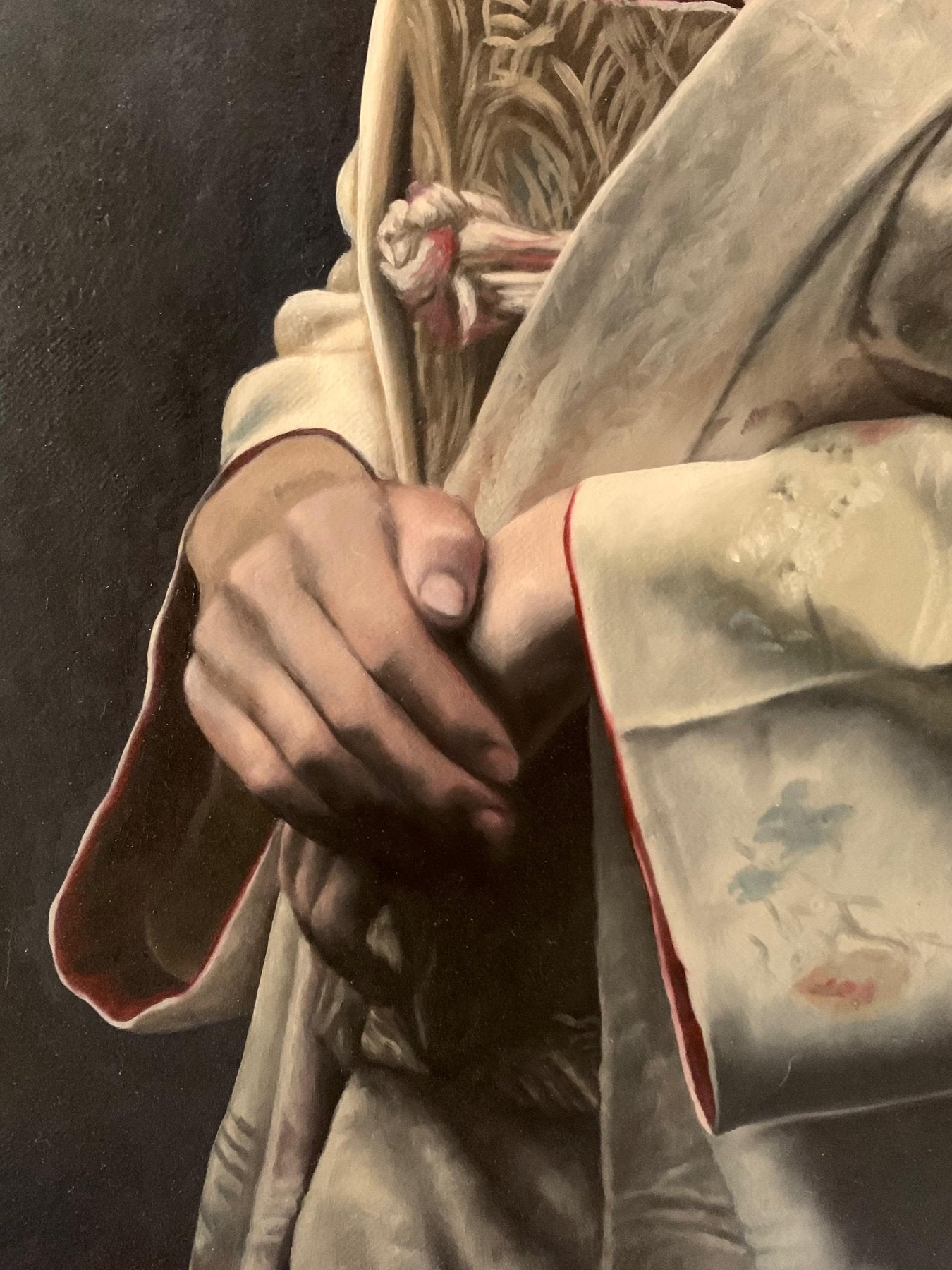 Handbemalter Seidenkimono mit detaillierten floralen Mustern in Öl auf Leinwand.