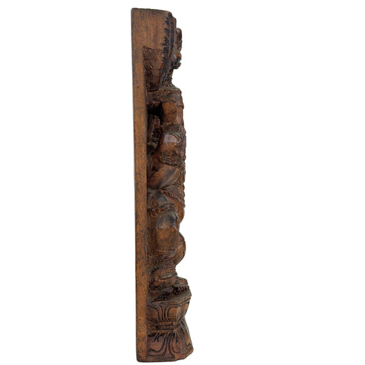 Handgeschnitzter Ganesha aus Holz als Wandrelief mit reichen Details