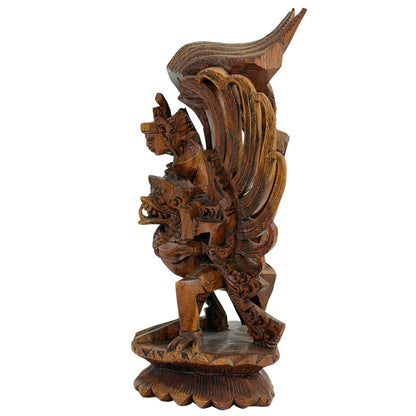 Handgeschnitzte Garuda-Statue mit offen gearbeiteten Flügeln.
