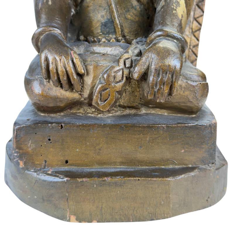 Handgeschnitzte Sri-Devi-Figur aus Holz mit nischenförmiger Rückwand