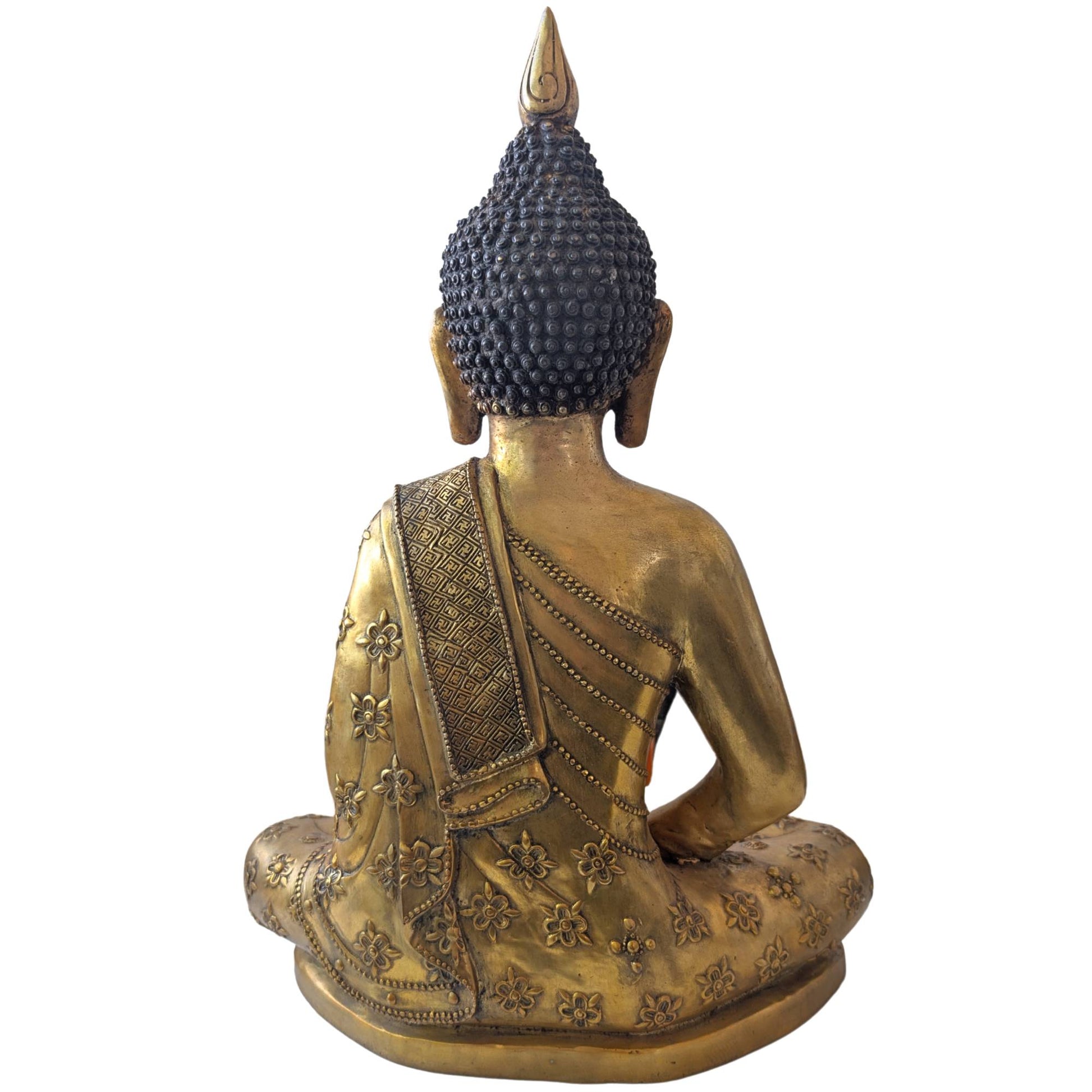 Handgefertigte, hochreliefartige Blumenverzierungen zieren eine schwere tibetische Buddha-Statue.