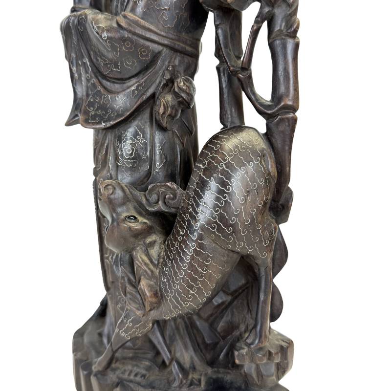 Chinesische Statue. Detail der tiefen Oxidation und natürlichen Patina auf chinesischem Hartholz aus dem 19. Jahrhundert.