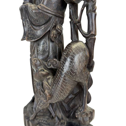 Chinesische Skulptur – Detail der tiefen Oxidation und der natürlichen Patina auf chinesischem Hartholz aus dem 19. Jahrhundert.