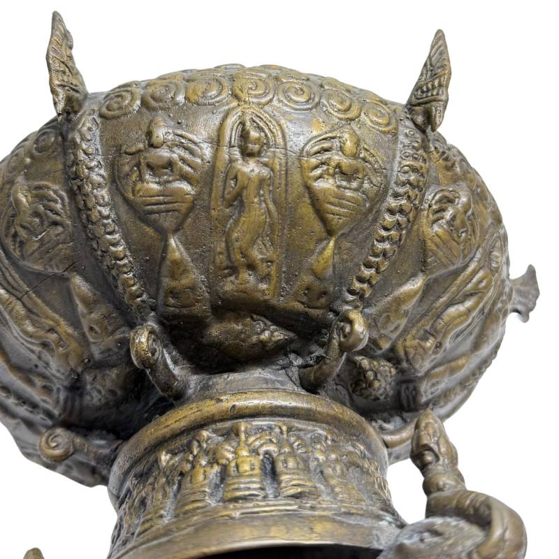Ein Amulett des heiligen Buddha, eingelassen in den Sockel eines thailändischen Reliquiars.