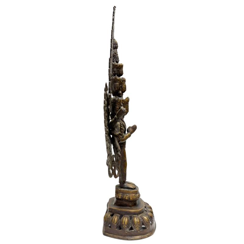 Bronzene Avalokiteshvara-Statue aus dem Himalaya mit Resten von Feuervergoldung