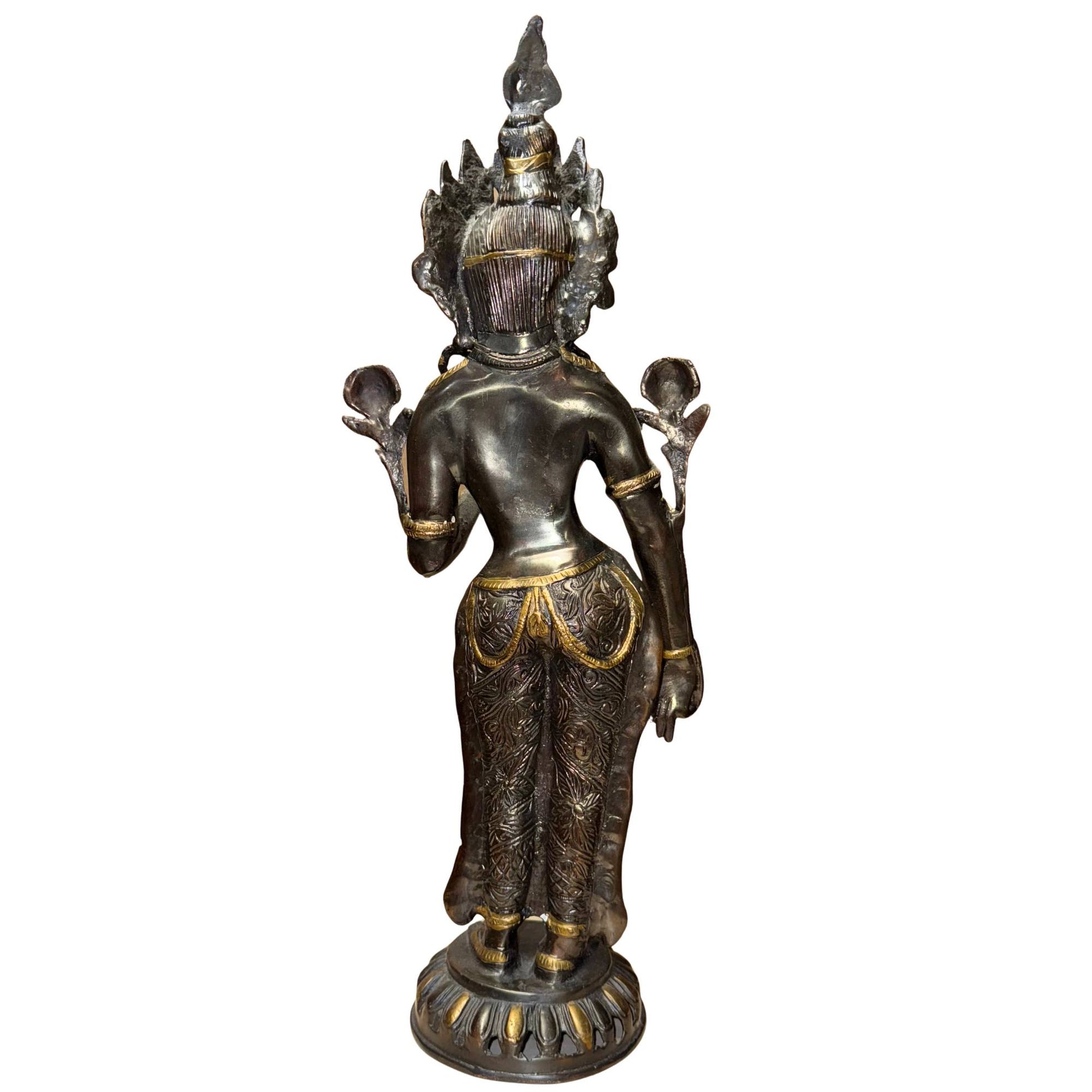 Bronzener Himalaya-Bodhisattva mit handgeschnitzter Kleidung und ornamentalen Details