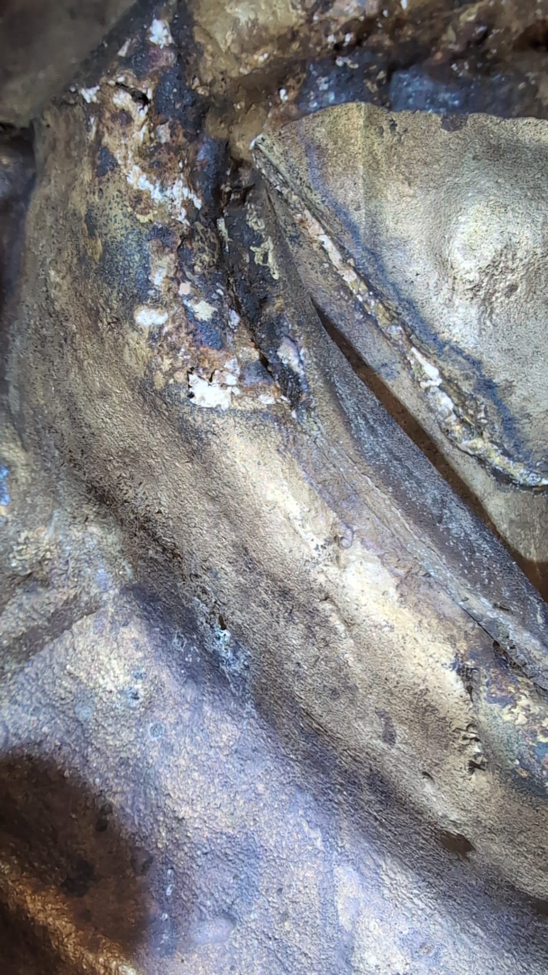 Antiker Buddha aus Bronze aus dem Himalaya mit stark gealterter Oberfläche