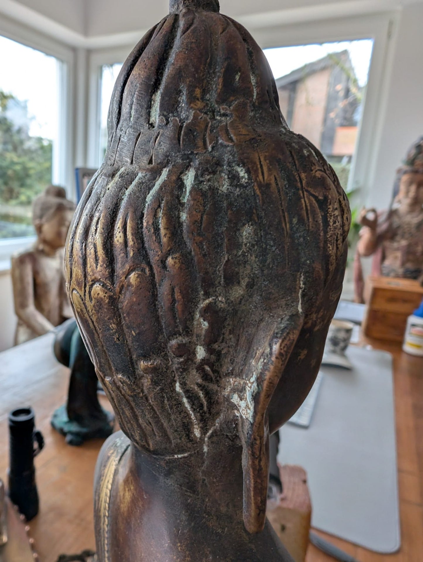 Antiker Buddha aus Bronze aus dem Himalaya mit Mineralisierung und Alterungsspuren