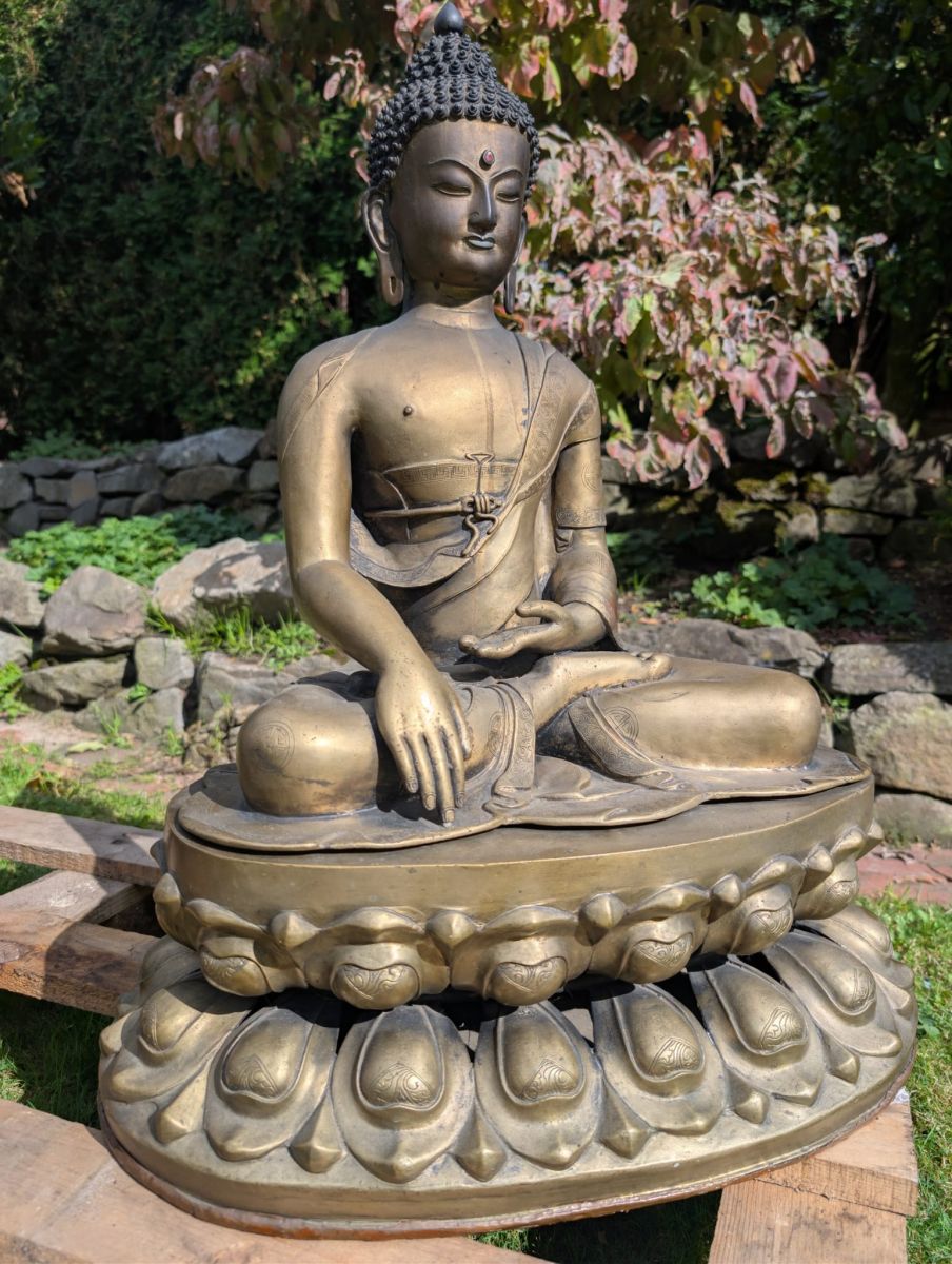 Bronzene Buddha-Statue aus dem Himalaya mit komplettem Tempelset und Patina
