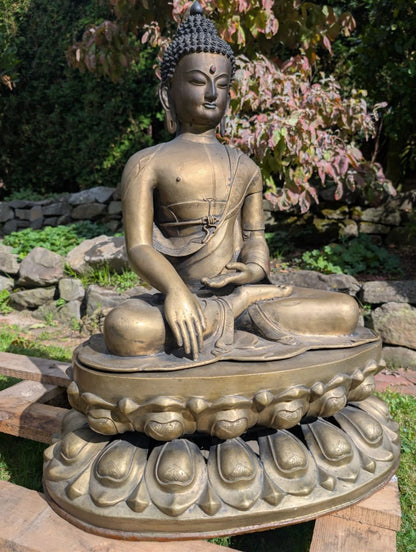Himalaya Buddha-Statue aus Bronze mit vollständigem Tempelset und Patina