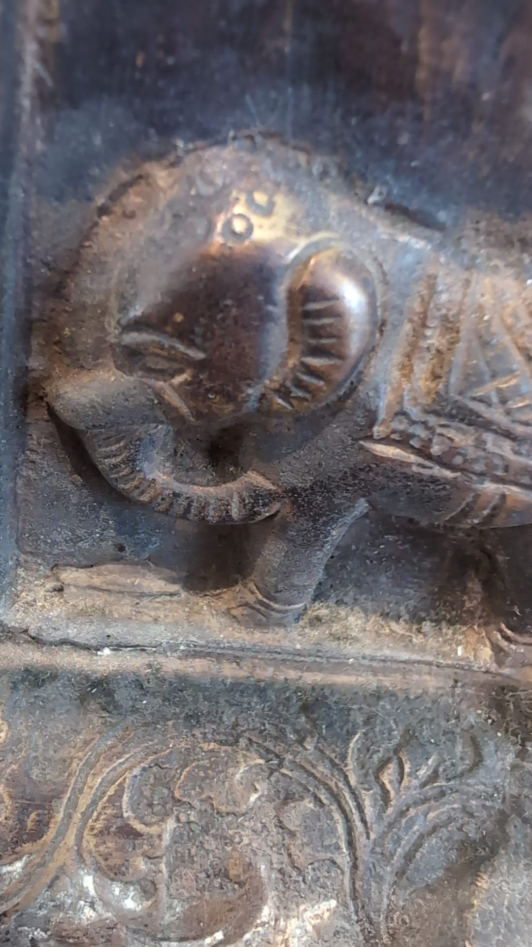 Detail einer Buddha-Statue aus Bronze aus dem Himalaya mit natürlichen Gebrauchsspuren