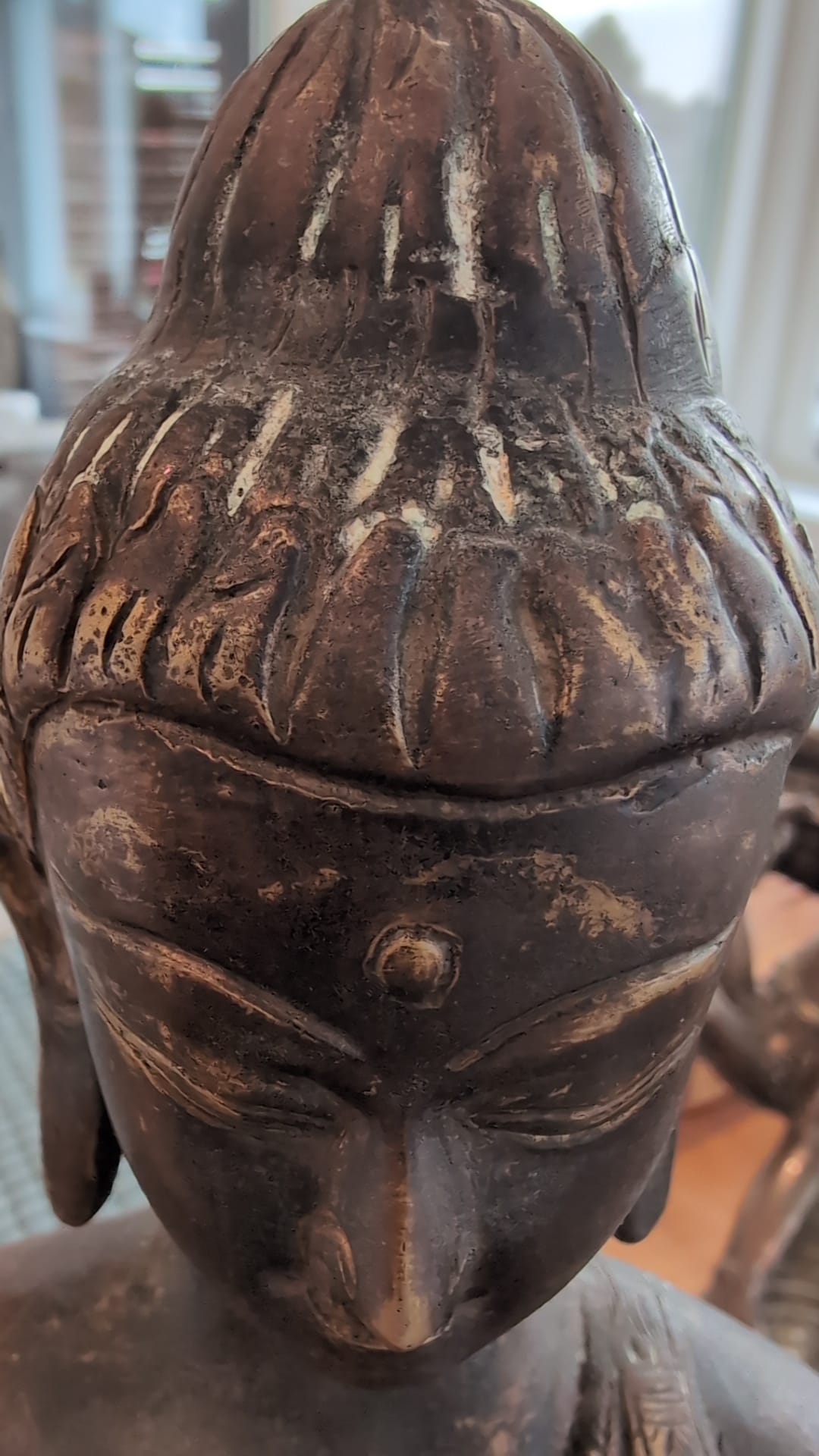 Detail eines Buddha aus Himalaya-Bronze mit Oxidation und geschichteter Patina