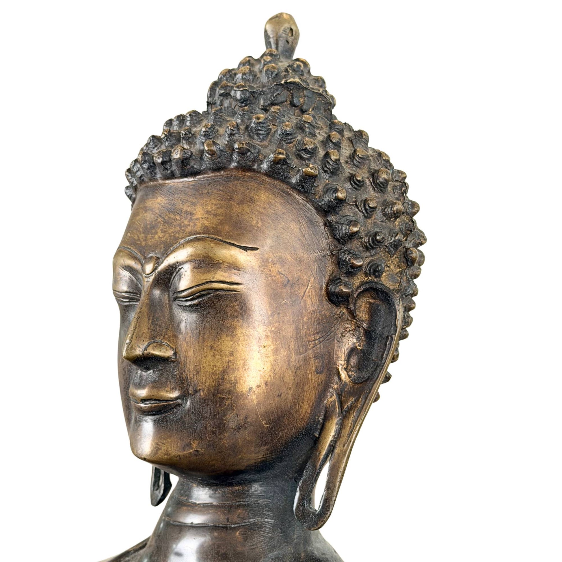 Der heitere Gesichtsausdruck eines Himalaya-Buddha aus feuervergoldeter Bronze mit dunkler Patina und traditionellem Design