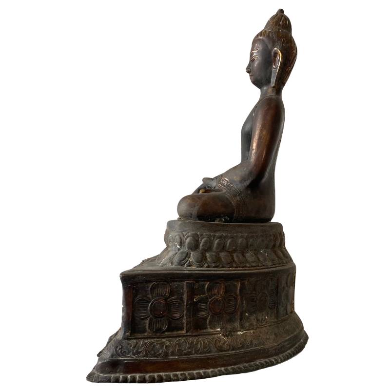 Buddha-Gesicht aus Himalaya-Bronze mit abgerundeten Details, alter Patina und Vergoldungsresten in Dhyana-Mudra-Geste.
