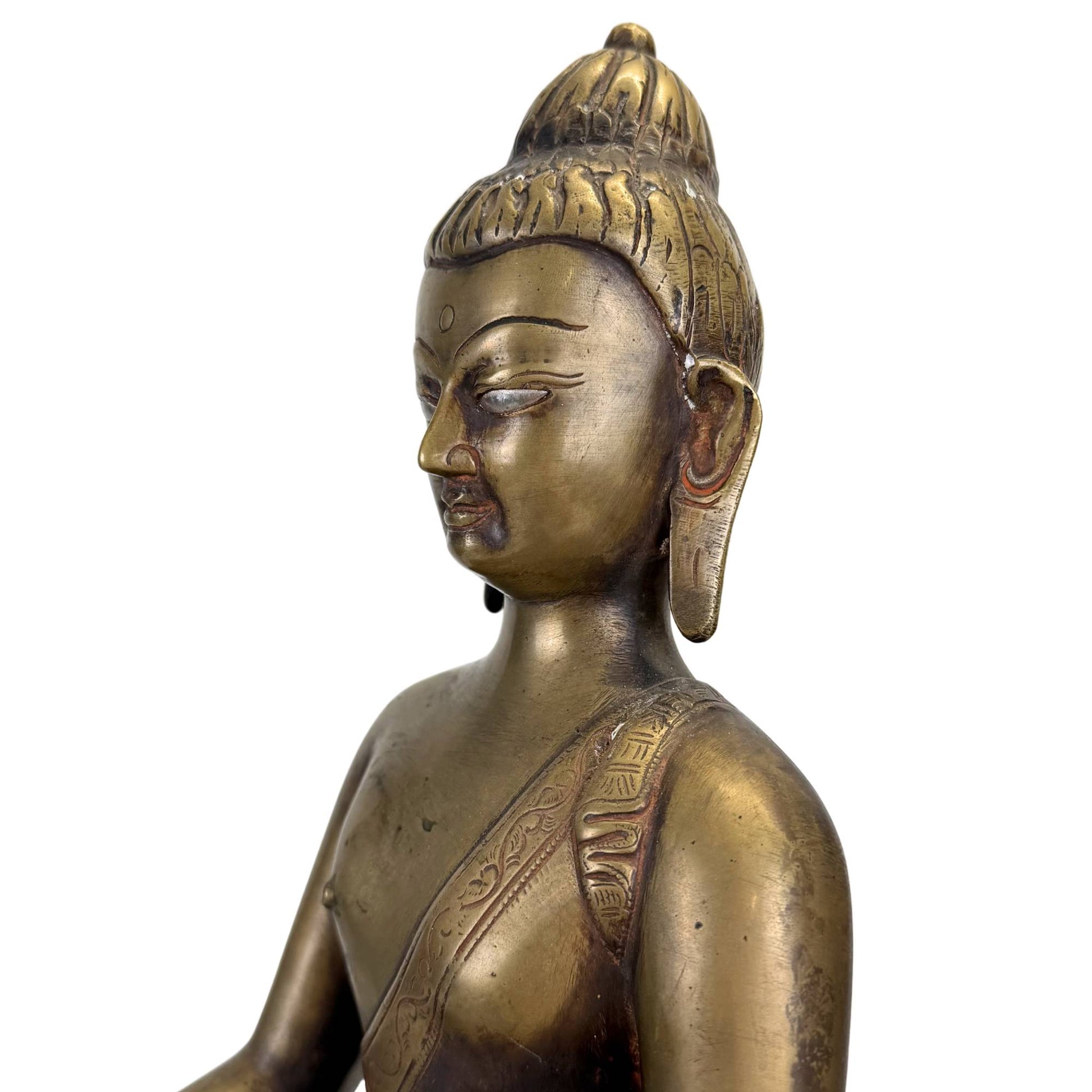 Antiker Himalaya-Buddha mit silbernen Augen und monumentalem Thronsockel aus der Mustang-Tradition