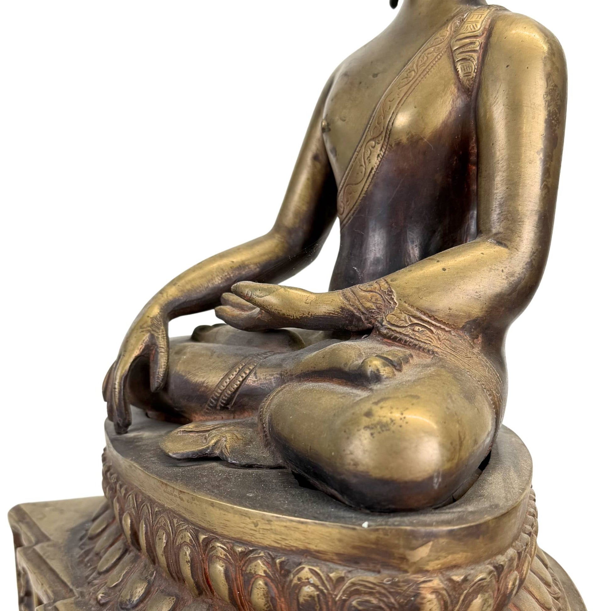 Detail einer alten Buddha-Statue aus dem Himalaya mit verwitterten silbernen Augen und einer kraftvollen, meditativen Ausstrahlung.