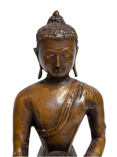 Detail der Augen mit Restvergoldung an einem Buddha aus Himalaya-Bronze, 17. Jahrhundert