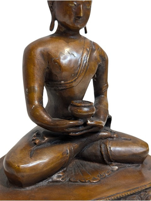 Detail einer Patra-Almosenschale in den Händen einer bronzenen Buddha-Figur aus dem Himalaya, 17. Jahrhundert