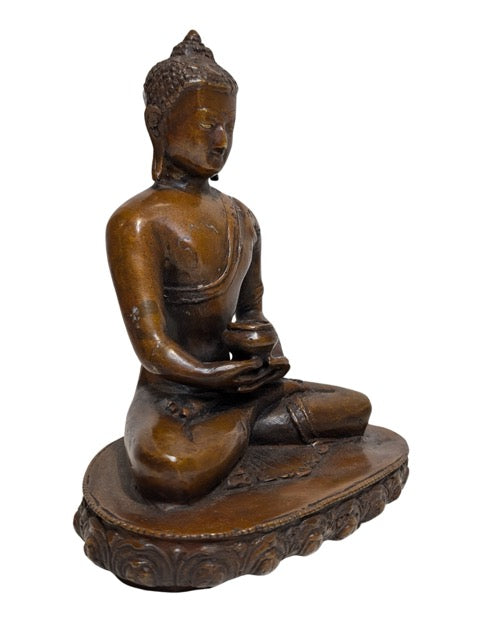 Detail einer Patra-Almosenschale in den Händen einer bronzenen Buddha-Statue aus dem Himalaya in Dhyana-Mudra-Geste, 17. Jahrhundert