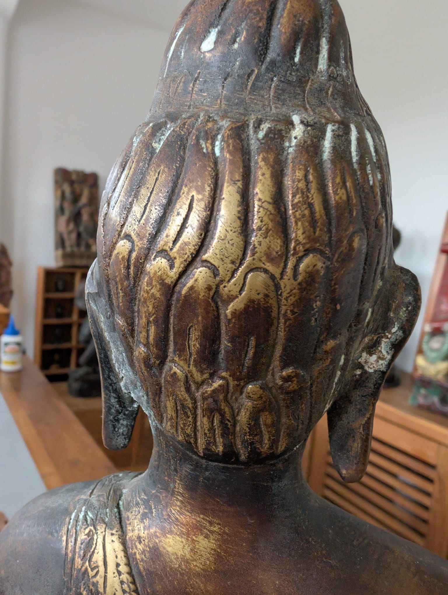 Authentischer Buddha aus Bronze aus dem Himalaya mit natürlichen Gebrauchsspuren