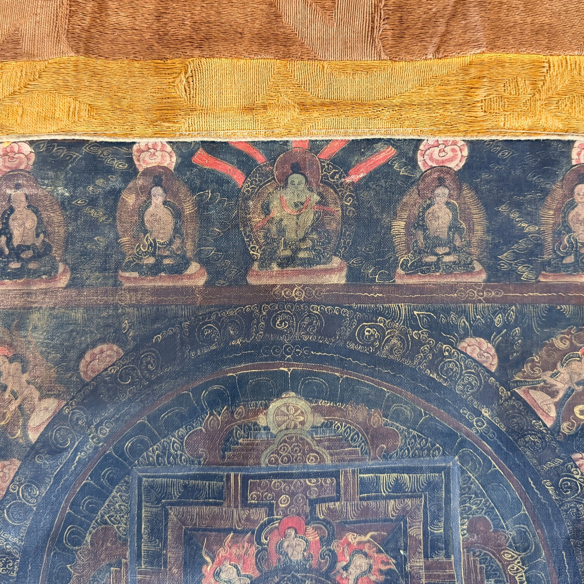 Obere Reihe sitzender Figuren auf Lotos, die mittlere grünlich mit roten Bändern, Detail