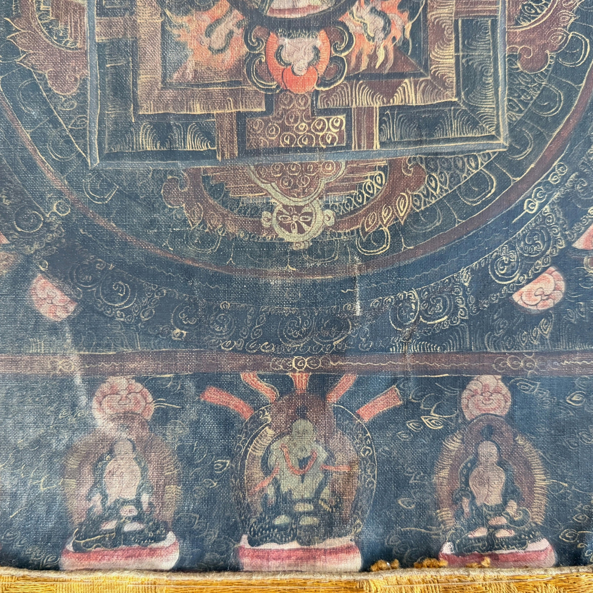 Unterer Teil des Mandalas und untere Figurenreihe mit abgeriebenem Pigment und Knitterfalten, Detail