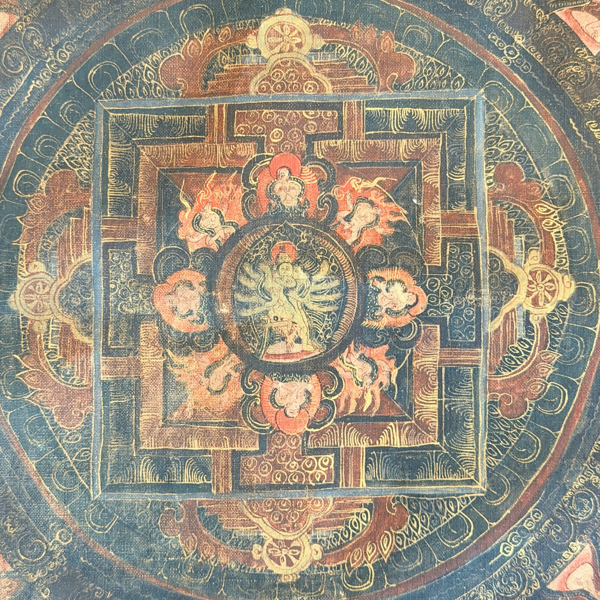 Palast mit vier Toren und Dharma-Rädern, vielarmige Zentralgottheit mit vier Begleitern in roten Flammenkränzen, Detail