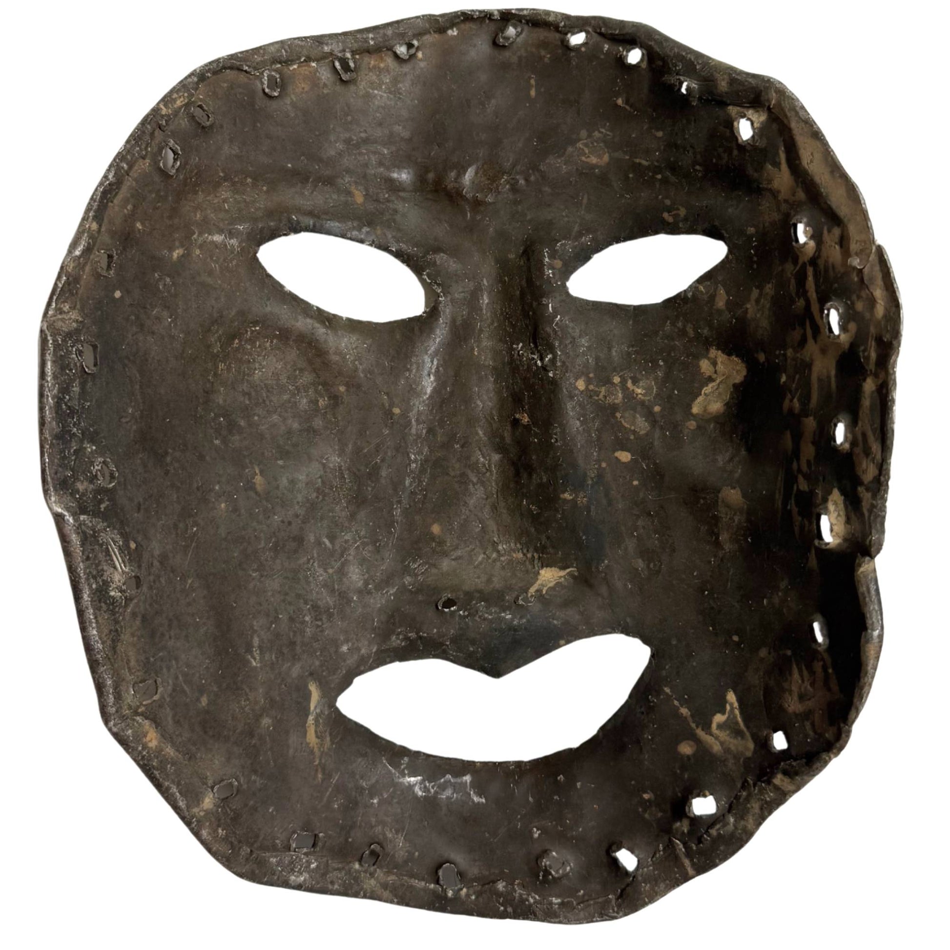 Himalaya-Schamanenmaske aus Zinkblech, antike Ritualmaske mit handgehämmerter Form und verwitterter Oberfläche