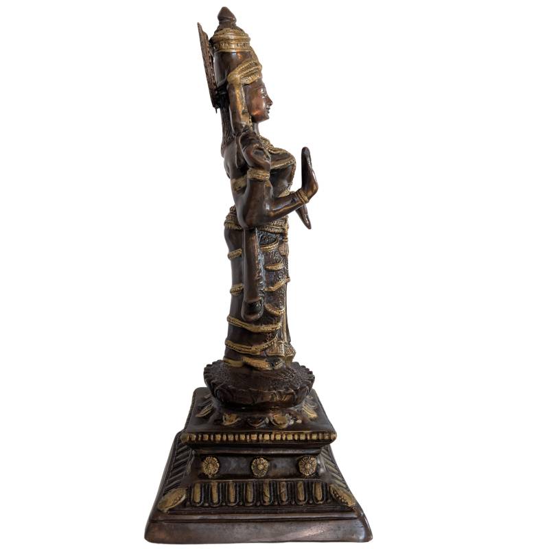 Bronzestatue der hinduistischen Göttin Lakshmi, Südindien, Lotus
