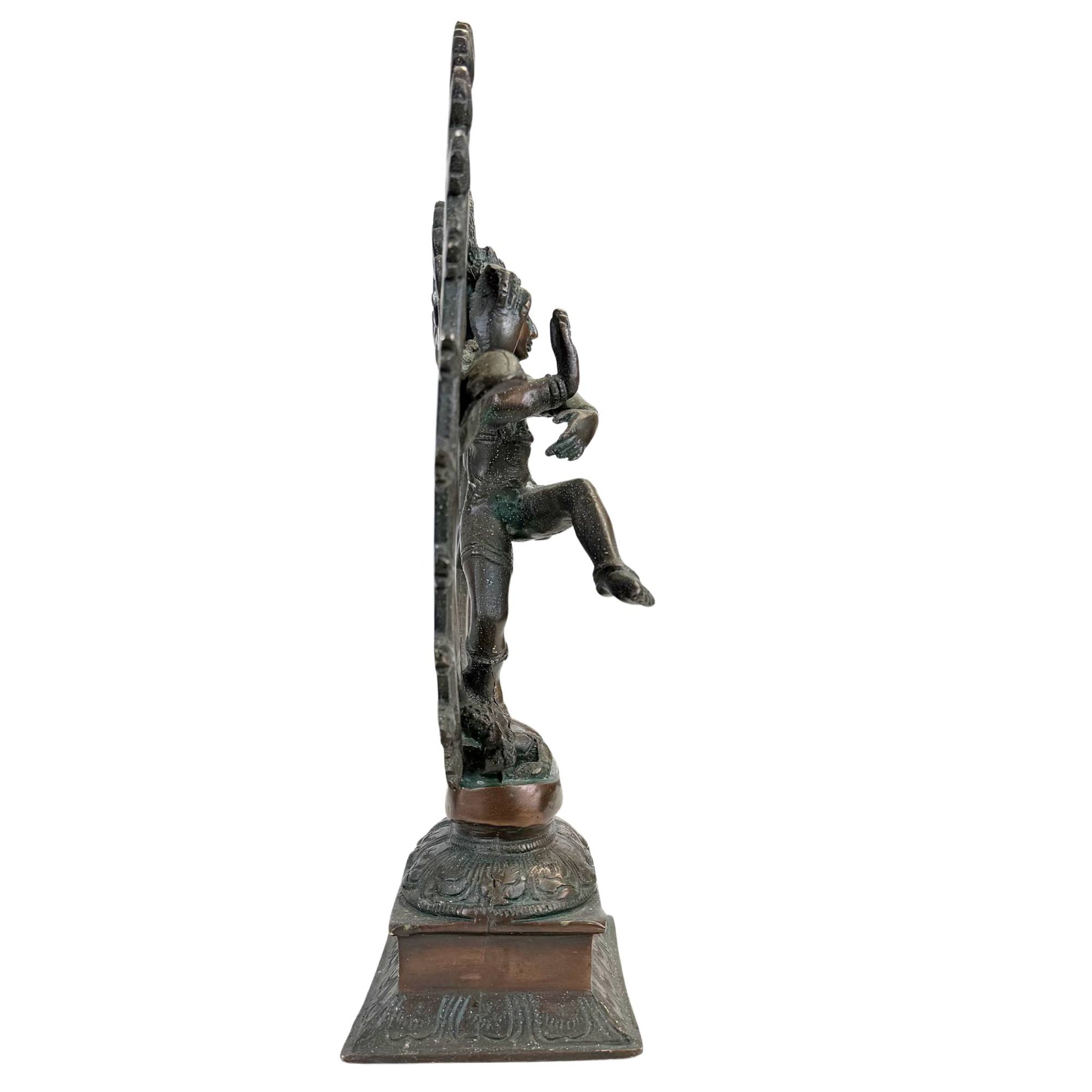 Hinduistische Shiva Nataraja-Statue aus Bronze mit alter Tempelpatina, anmutigen Armen und detailliertem Heiligenschein.