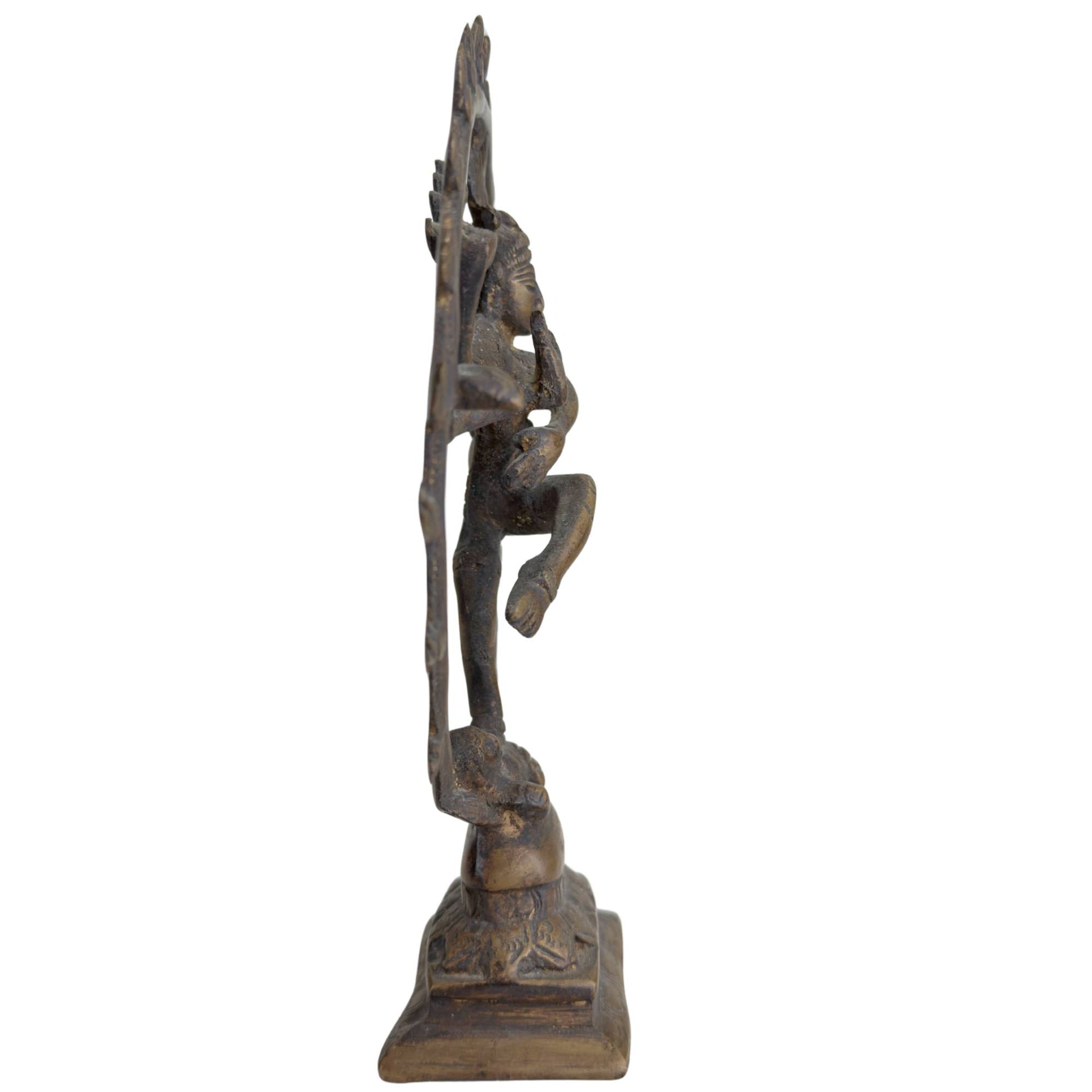 Hinduistische Shiva-Statue im symbolischen kosmischen Tanz