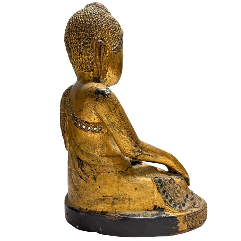 Detail der durchgehenden Hmankazi-Glasintarsien und des Spiegelmosaiks auf der Rückseite eines antiken hölzernen Mandalay-Buddha.