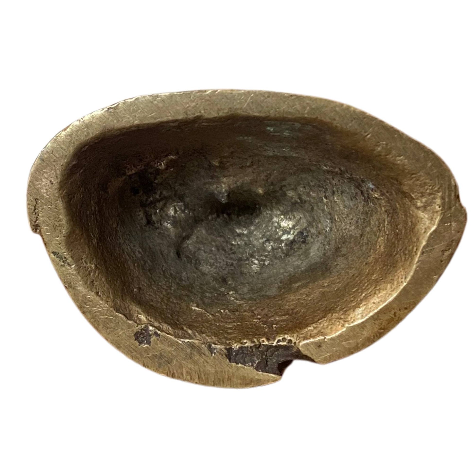 Die Unterseite zeigt den rauen Gusshohlraum, der für authentische Himalaya-Skulpturen des 19. Jahrhunderts charakteristisch ist.