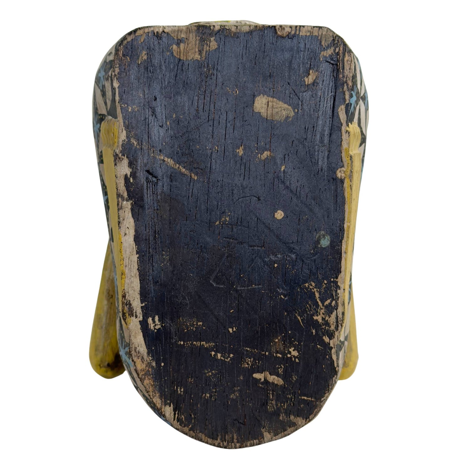 Handbemalte Holzskulpturen mit Metallfiligran und Strassverzierungen.