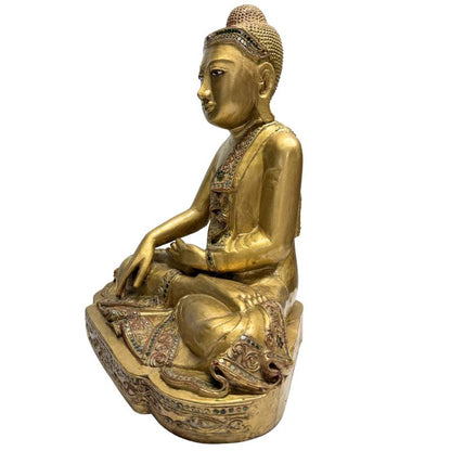 Holz‑Buddha‑Statue mit sichtbarer Schnitzerei