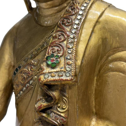 Holz‑Buddha‑Statue mit ruhigem und sanftem Gesichtsausdruck