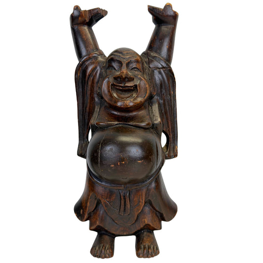 Lachender Buddha aus Holz (Budai) aus der chinesischen Diaspora mit erhobenen Armen für Glück und Wohlstand