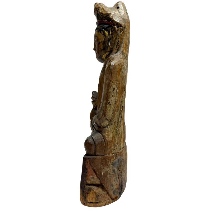Handgeschnitzte Guanyin-Statue aus Holz mit weichen Formen und alter Patina